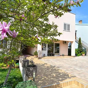 Milka 2074 Apartment